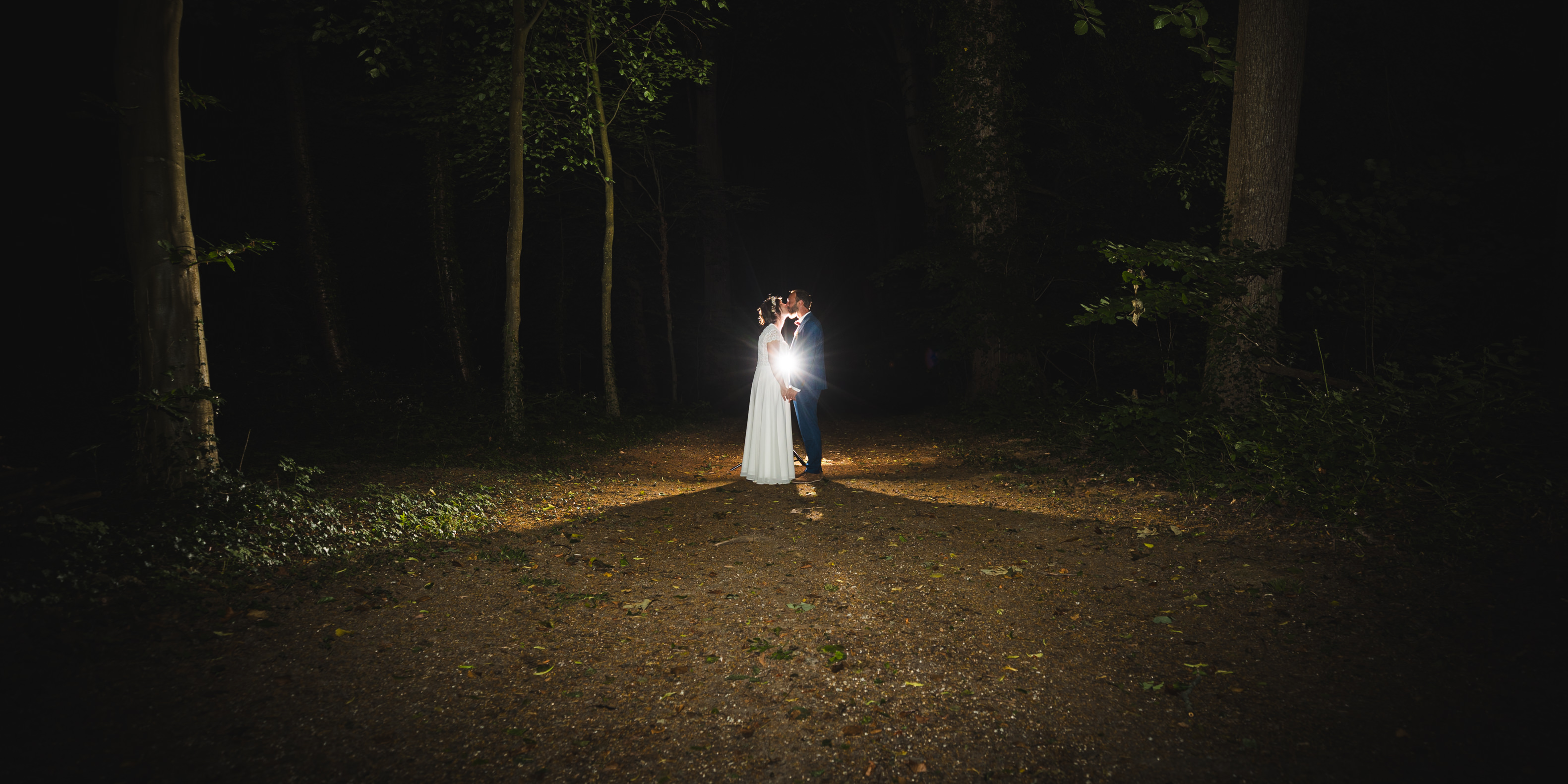 Le couple au milieu des bois