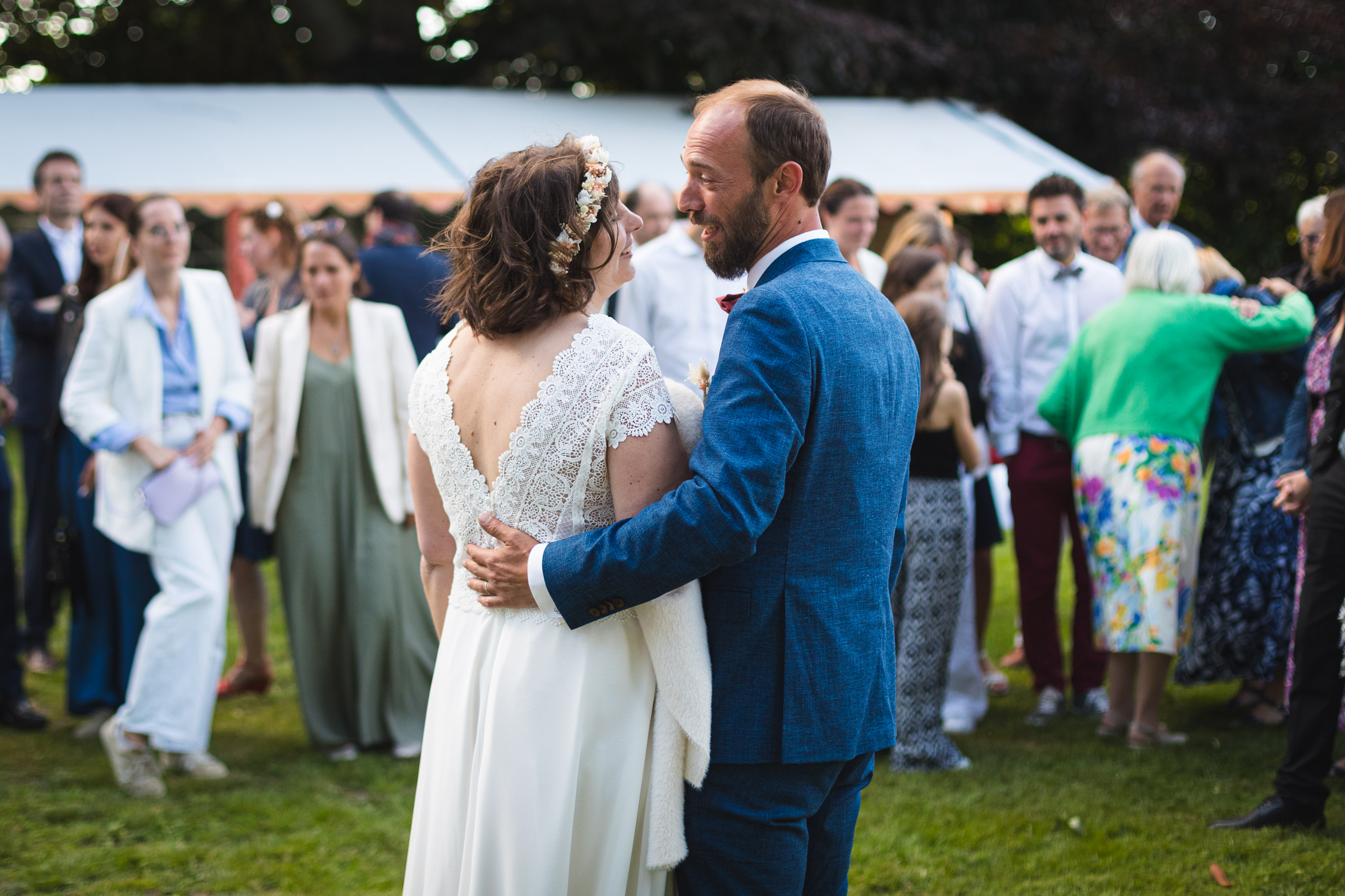 Les mariés devant leurs invités